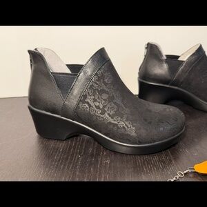 NWOT Alegria Natalee Goth Black Leather Floral Chelsea Boots Wm EU 37/US 7-7.5
